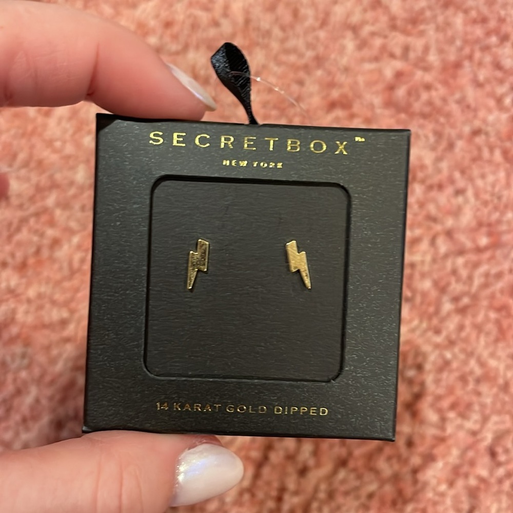 Lightning bolt studs